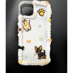 Hotový kryt na mobil vytvořený pomocí DIY sady s motivy psů