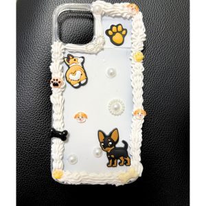 Hotový kryt na mobil vytvořený pomocí DIY sady s motivy psů
