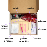 Obsah balení mozaikové sady na fotorámeček – rám, mozaika, dekorace a pomůcky